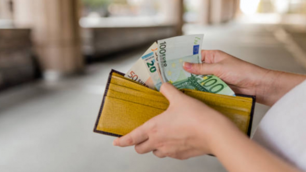 Docenti, l'aumento dello stipendio sarà di 65 Euro lordi