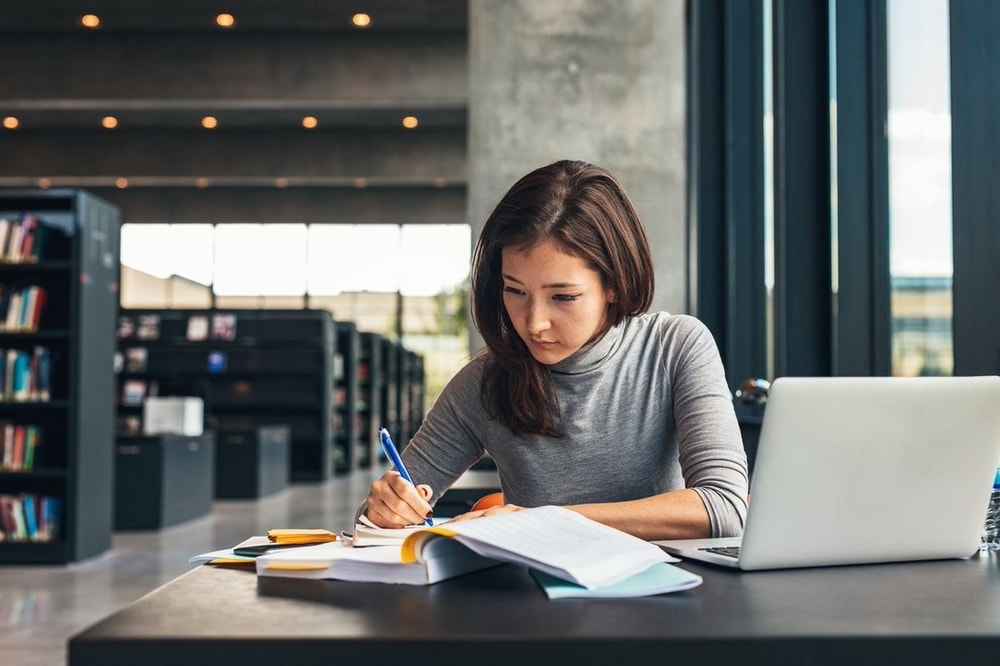 Censis, in Italia il primato dello studio va alle donne