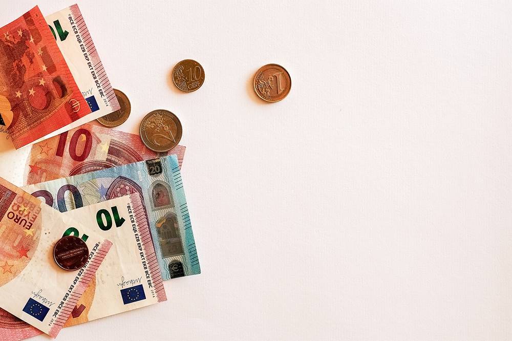 Sconti per Docenti e Ata: Valditara annuncia agevolazioni per trasporti, negozi e strutture turistiche