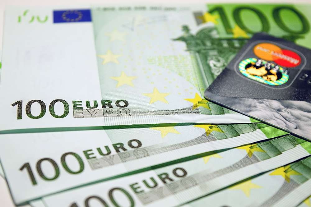 Stipendi supplenti brevi, pagamenti dal 18 gennaio con emissione straordinaria di 300 milioni: la conferma di Valditara