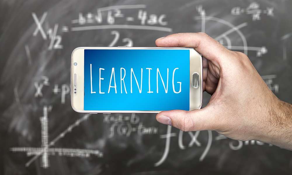 No ai cellulari in classe fino alla terza media: la conferma di Valditara