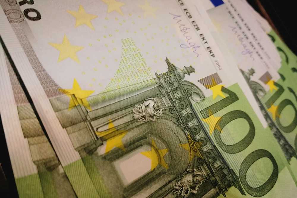 Contrattazioni Scuola, aumenti medi di 150 euro per i docenti, 130 euro per gli Ata e 174 euro per Afam